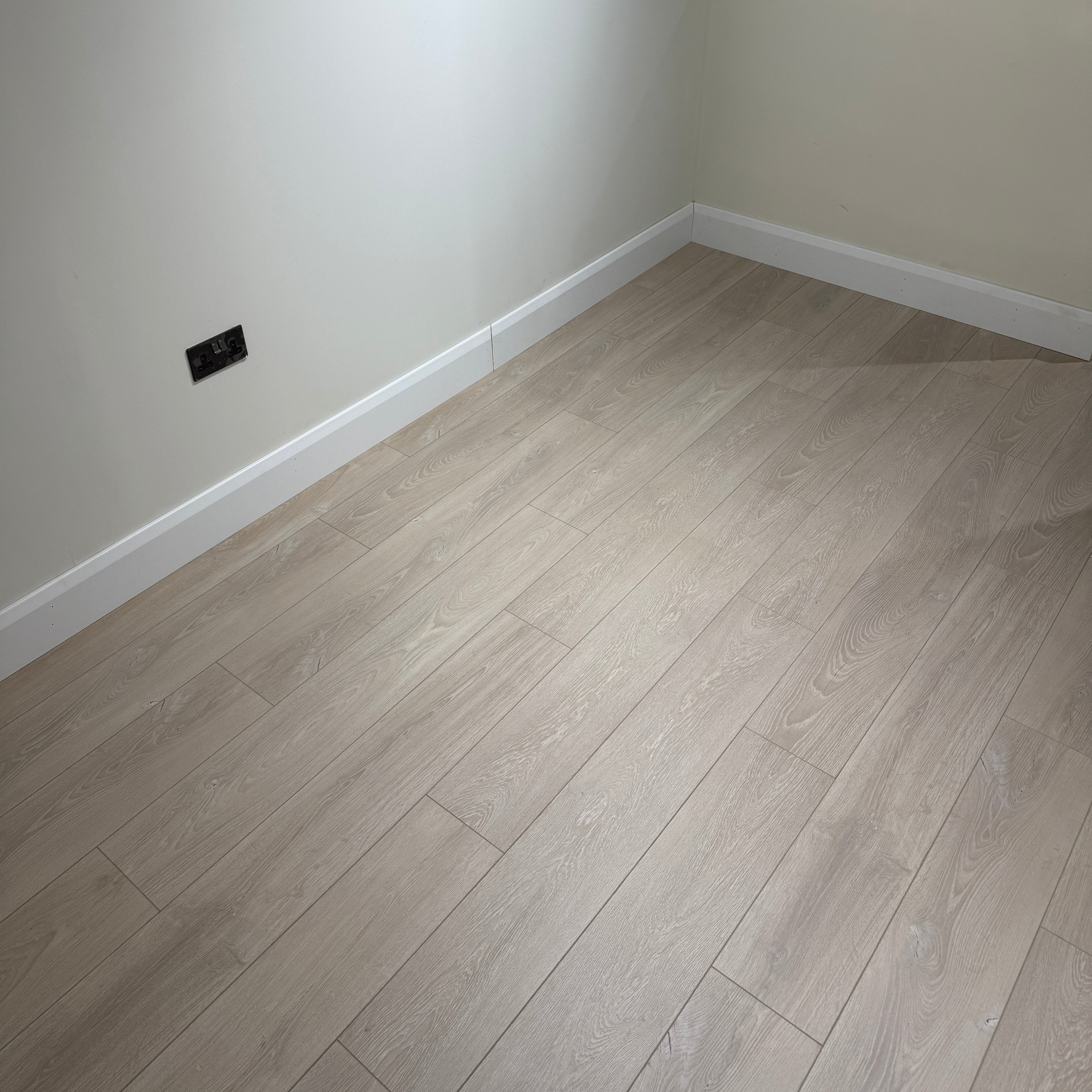 Pearl Oak 12mm Straight Laminate