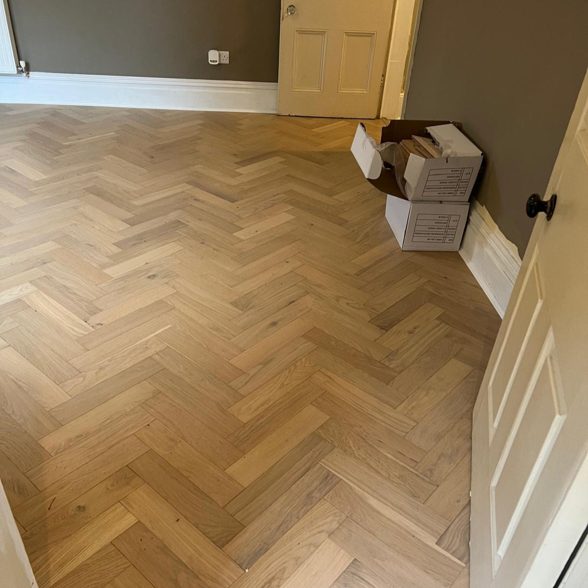 Smooth & Invisible Oak Herringbone Engineered