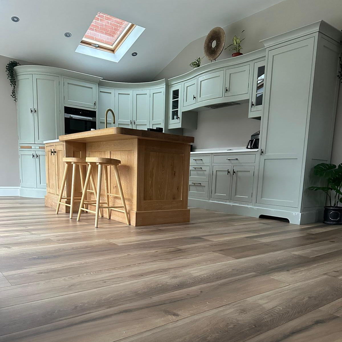 Wild West Oak 12mm Long & Wide Straight Laminate